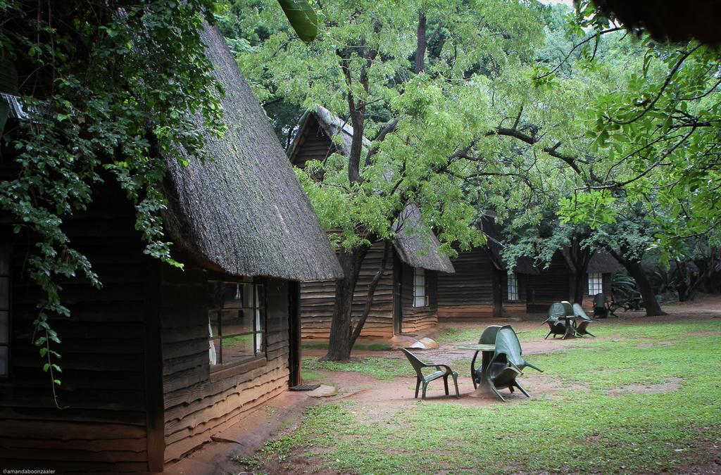 plusieurs chalets bois exterieur Swaziland Mlilwane